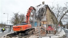 Demolice dvou vybydlených bytových domů nedaleko kina Alfa v Sokolově. Demolice dvou vybydlených bytových domů nedaleko kina Alfa v Sokolově.