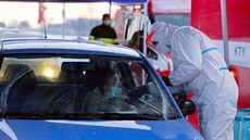 Pendleři v Pomezí nad Ohří čekají na testování na české straně hranice. V... Pendleři v Pomezí nad Ohří čekají na testování na české straně hranice. V...