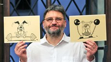 Kurátor Vladimír Kalný ukazuje dílo výtvarníka a pedagoga Zdeka Machytky.
