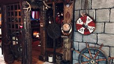 Interiér je posetý vikingskými rohy a dalšími artefakty, které jsou pro Vikingy... Interiér je posetý vikingskými rohy a dalšími artefakty, které jsou pro Vikingy...