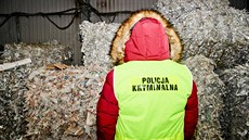 Policisté ve skladu v polském Bogaczewu objevili více než 200 tun nelegálního... Policisté ve skladu v polském Bogaczewu objevili více než 200 tun nelegálního...