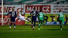 Brankář Bohemians Patrik Le Giang (v bílém) inkasuje třetí gól v zápase proti... Brankář Bohemians Patrik Le Giang (v bílém) inkasuje třetí gól v zápase proti...
