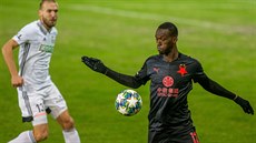 Abdallah Sima ze Slavie (vpravo) se snaží zpracovat balon, ze strany ho sleduje... Abdallah Sima ze Slavie (vpravo) se snaží zpracovat balon, ze strany ho sleduje...