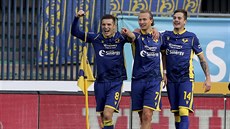 Antonín Barák (uprostřed) z Verony slaví se spoluhráči svou branku v zápase... Antonín Barák (uprostřed) z Verony slaví se spoluhráči svou branku v zápase...