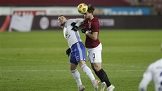 Ondřej Čelůstka (vpravo) ze Sparty hlavičkuje balon v zápase proti Mladé... Ondřej Čelůstka (vpravo) ze Sparty hlavičkuje balon v zápase proti Mladé...