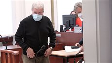 Obžalovaný bývalý náčelník kontrarozvědky StB Karel Vykypěl u Obvodního soudu... Obžalovaný bývalý náčelník kontrarozvědky StB Karel Vykypěl u Obvodního soudu...