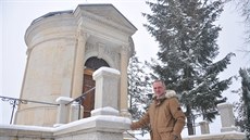 Starosta Vratislavic Lukáš Pohanka před kaplí rodiny Ginzkey Starosta Vratislavic Lukáš Pohanka před kaplí rodiny Ginzkey