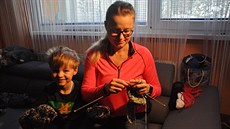 Romana Prošková z Jablonce plete teplé ponožky pro bezdomovce i pro hospic v... Romana Prošková z Jablonce plete teplé ponožky pro bezdomovce i pro hospic v...