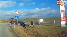 Přes obce svištěl rychleji než po dálnici, kruhový objezd ho poslal do příkopu Přes obce svištěl rychleji než po dálnici, kruhový objezd ho poslal do příkopu
