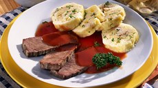 Rajská omáčka s hovězím masem a knedlíky Rajská omáčka s hovězím masem a knedlíky