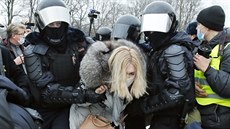 Policie zatýká ženu při víkendových protestech proti uvěznění opozičního... Policie zatýká ženu při víkendových protestech proti uvěznění opozičního...