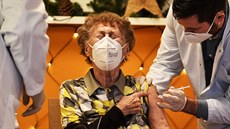 Očkování seniorů vakcínou proti onemocnění covid-19 v Německu. Očkování seniorů vakcínou proti onemocnění covid-19 v Německu.