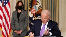 Americký prezident Joe Biden podepisuje první výnosy své agendy rasové... Americký prezident Joe Biden podepisuje první výnosy své agendy rasové...