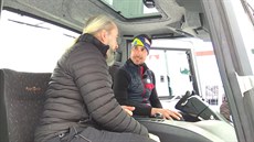 Bohumil Jahn (vpravo) přijímá rady od zkušeného rolbaře Lubomíra Mrázika. V... Bohumil Jahn (vpravo) přijímá rady od zkušeného rolbaře Lubomíra Mrázika. V...