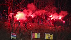 Fanoušci sledují ligový duel Zlín - Banik Ostrava z kopce nad stadionem. Fanoušci sledují ligový duel Zlín - Banik Ostrava z kopce nad stadionem.