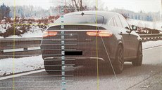 Fotografie z policejního radaru. Dvaatřicetiletý pirát silnic v luxusním... Fotografie z policejního radaru. Dvaatřicetiletý pirát silnic v luxusním...