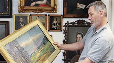 Ředitel Regionálního muzea Zdeněk Málek si prohlíží jeden z darovaných obrazů.... Ředitel Regionálního muzea Zdeněk Málek si prohlíží jeden z darovaných obrazů....