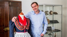 David Blažek sbírá a šije kroje, zaměřuje se na jihočeské. David Blažek sbírá a šije kroje, zaměřuje se na jihočeské.