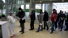 Srbové stojí dlouhé fronty na čínskou vakcínu. Země ji začala používat první v... Srbové stojí dlouhé fronty na čínskou vakcínu. Země ji začala používat první v...
