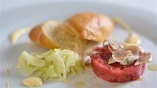 Jedním z tradiních italských chod je Telecí tatarák s fenyklovým salátem,...