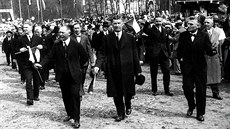 Snímek z oslavy Svátku práce v roce 1926 ve Zlín. V první ad zleva: J....