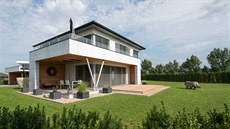 Při prvním pohledu vás jen těžko napadne, že jde o dřevostavbu. Při prvním pohledu vás jen těžko napadne, že jde o dřevostavbu.