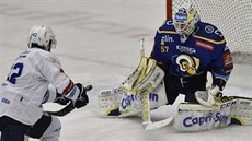 Plzeňský útočník Filip Suchý v šanci před zlínským brankářem Daniele Hufem. Plzeňský útočník Filip Suchý v šanci před zlínským brankářem Daniele Hufem.