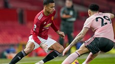 Mason Greenwood (vlevo) z Manchesteru United v souboji s Keanem Bryanem ze... Mason Greenwood (vlevo) z Manchesteru United v souboji s Keanem Bryanem ze...