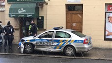 Policisté jedoucí k akutnímu případu se v Dělnické ulici srazili s tramvají.... Policisté jedoucí k akutnímu případu se v Dělnické ulici srazili s tramvají....