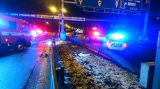 Z auta na Jižní spojce vyletěl po nárazu do svodidel motor, řidič utekl.... Z auta na Jižní spojce vyletěl po nárazu do svodidel motor, řidič utekl....