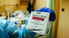Veklury, Remdesivir. Některým pacientům aplikují Remdesivir. Tato léčba však... Veklury, Remdesivir. Některým pacientům aplikují Remdesivir. Tato léčba však...