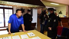 Majitel restaurace U Ervina Radovan Hořín (vlevo) otevřel navzdory vládním... Majitel restaurace U Ervina Radovan Hořín (vlevo) otevřel navzdory vládním...