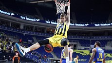 Jan Veselý z Fenerbahce Istanbul smečuje do koše Maccabi Tel Aviv. Jan Veselý z Fenerbahce Istanbul smečuje do koše Maccabi Tel Aviv.