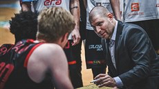 Nymburský trenér Oren Amiel při time outu Nymburský trenér Oren Amiel při time outu