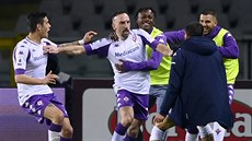 Franck Ribéry slaví se spoluhráči z Fiorentiny svůj gól. Franck Ribéry slaví se spoluhráči z Fiorentiny svůj gól.