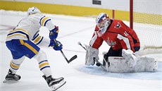 Taylor Hall z Buffala zkouší překonat Vítka Vaněčka v brance Washingtonu. Taylor Hall z Buffala zkouší překonat Vítka Vaněčka v brance Washingtonu.