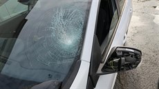 Opilý popelář skočil přímo na projíždějící auto. Rozbil čelní sklo a sám... Opilý popelář skočil přímo na projíždějící auto. Rozbil čelní sklo a sám...