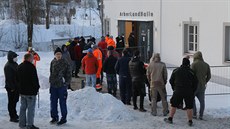Pendleři čekají několik hodin ve frontě na povinný test na covid-19. Odběry se... Pendleři čekají několik hodin ve frontě na povinný test na covid-19. Odběry se...