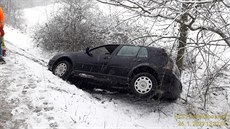 Sníh potrápil řidiče v Plzeňském kraji. Tato nehoda se stala po jedné hodině... Sníh potrápil řidiče v Plzeňském kraji. Tato nehoda se stala po jedné hodině...