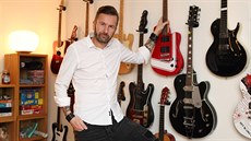 Za svou hudební kariéru Václav nasbíral úctyhodnou řadu kytar. Některými z nich... Za svou hudební kariéru Václav nasbíral úctyhodnou řadu kytar. Některými z nich...