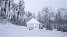 Skvostn prostá stavba s bílou fasádou vynikne v celé své kráse nejvíce v zim,...