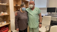 Lékař Jaroslav Januška s pacientkou Vilmou Sikorovou při její ambulantní... Lékař Jaroslav Januška s pacientkou Vilmou Sikorovou při její ambulantní...