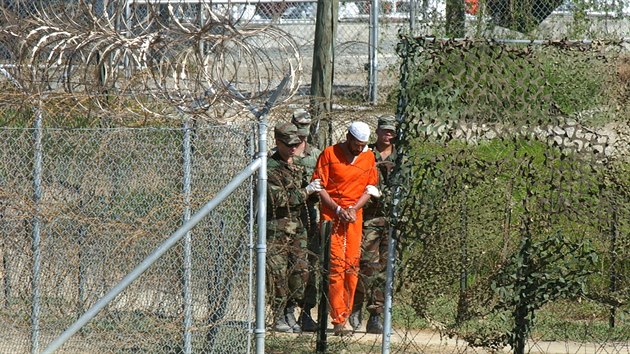 Amerit vojci vedou trestance ve vznici Guantnamo. (1. bezna 2002)