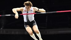Armand Duplantis překonává 601 centimetrů na mítínku v Düsseldorfu. Armand Duplantis překonává 601 centimetrů na mítínku v Düsseldorfu.