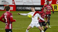 Michal Kohút ze Slovácka se snaží udržet míč proti českobudějovické přesile.... Michal Kohút ze Slovácka se snaží udržet míč proti českobudějovické přesile....