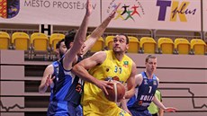 Nemanja Bezbradica (ve žlutém) z Olomoucka útočí v zápase s Kolínem. Nemanja Bezbradica (ve žlutém) z Olomoucka útočí v zápase s Kolínem.