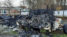 Při požáru zahradní chatky a obytného přívěsu v Karviné našli hasiči v noci na... Při požáru zahradní chatky a obytného přívěsu v Karviné našli hasiči v noci na...