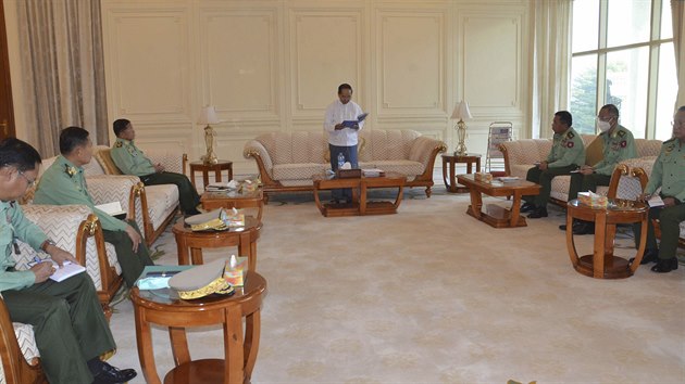 Prezident Myint Swe (uprosted) hovoil s leny armdy v prezidentskm palci v Neipyijtu. (1. nora 2021)