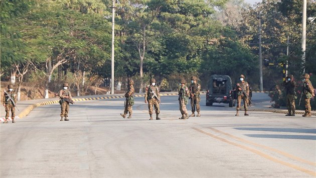 Vojci v Barm hldaj armdn checkpoint. (1. nora 2021)