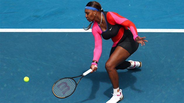 Amerianka Serena Williamsov zasahuje v prvnm kole Australian Open (2021)